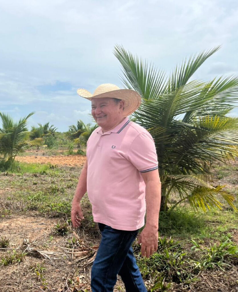 Sr. Dias em uma área de cultivo de coqueiros