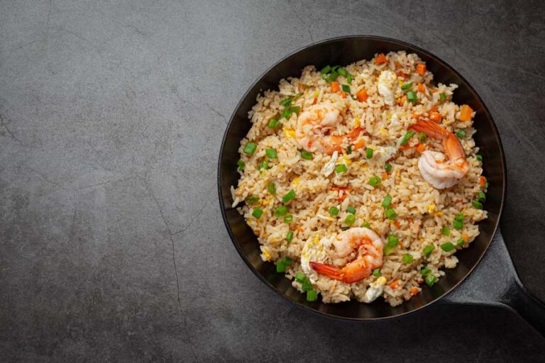 Arroz frito com leite de coco e camarões preparado com produtos Dikoko